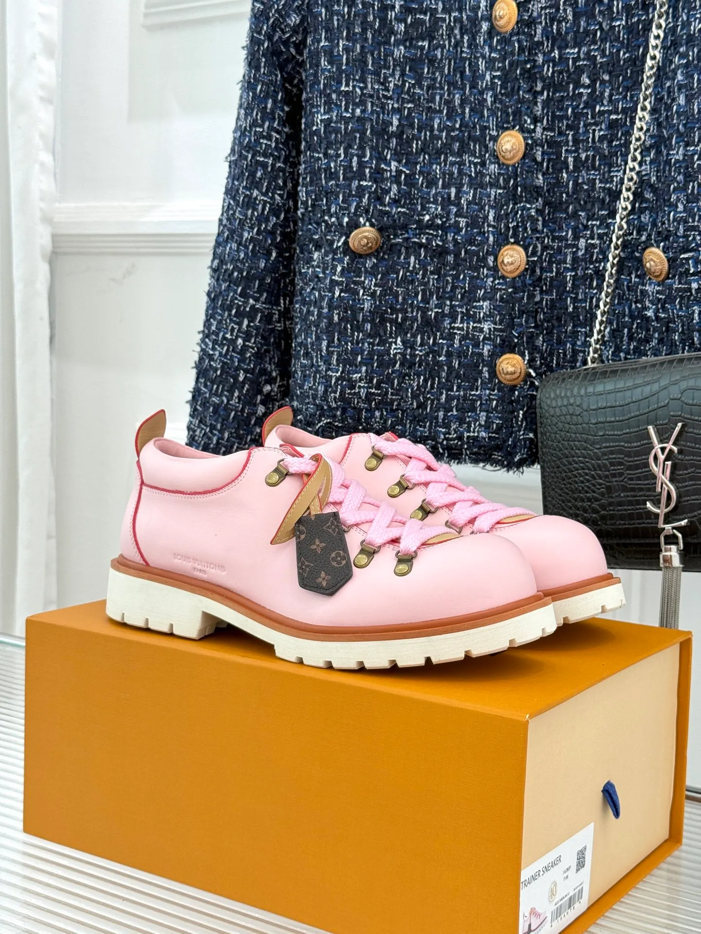 P720 LV Remix derby 25WF new product, the top version of couple's derby shoes, uses classic as the base color to reshape the fashion style✨ Various colors break the monotony. Black is cool, brown is retro, pink is sweet, and blue is fresh. Suitable for different styles of wear🎨 The delicate leather fits the foot shape and the shoelace details hide ingenuity. It is a fashion symbol of walking and steps on the forefront of the trend every step of the way. Start your own style journey🚶‍♀️ The fabric is made of first-layer cowhide, the inner pads are all sheepskin, the original molded custom TPU non-slip outsole size: Female: 35-41 (40/41 customized) Male: 39-46 (45/46 customized)